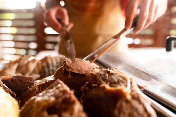 Carne affettata al momento sul carrello dei bolliti della Trattoria La Busa.