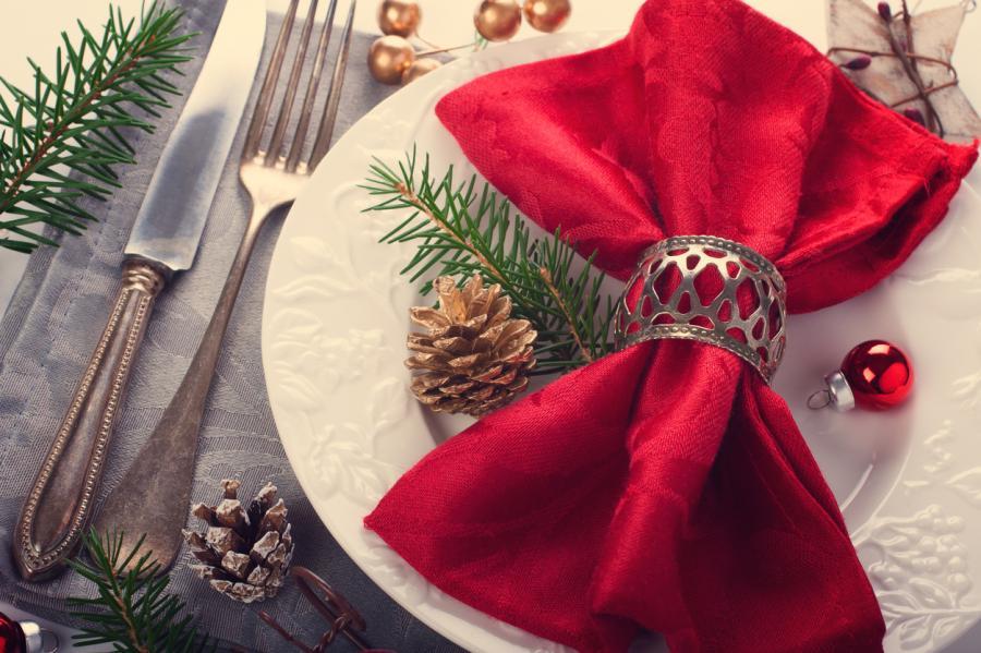 Tavola apparecchiata per le feste natalizie