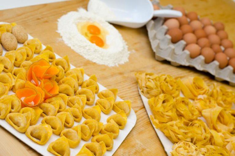 Pasta fresca fatta amano appoggiata sul tagliere