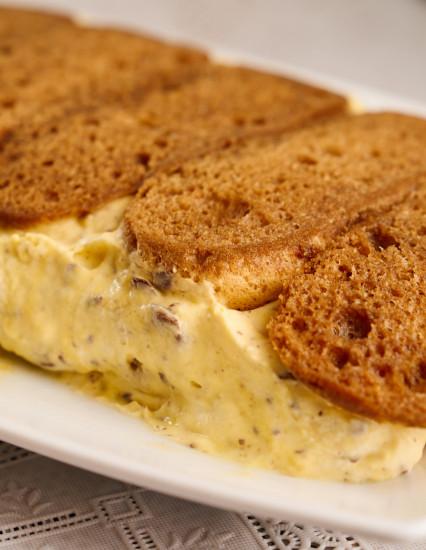 Stracchino della duchessa della Trattoria La Busa con crema e savoiardi, tagliato a fette.